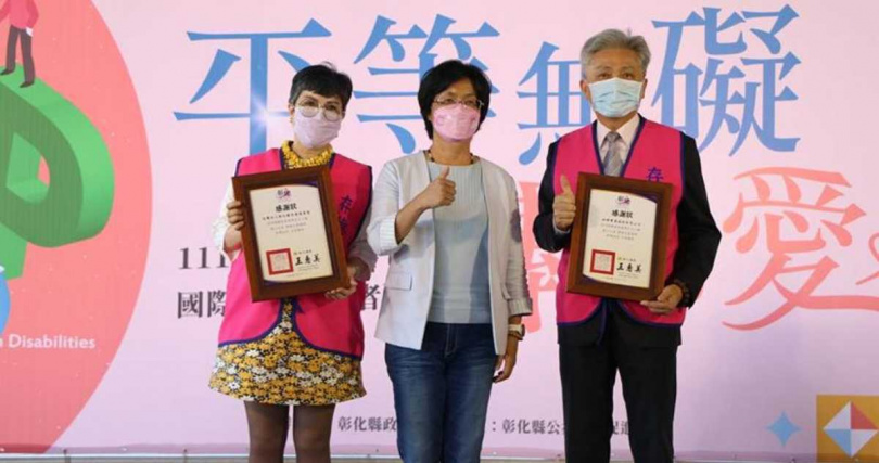 彰化縣長(中)頒發感謝狀給彰化縣存德慈善會理事長林詩芸(左)與U能生醫總裁林宜宏(右),感謝他們捐贈復康巴士,支持長者與身心障礙者交通需求,持續關懷地方社會與公益發展。(圖/U能生醫提供)