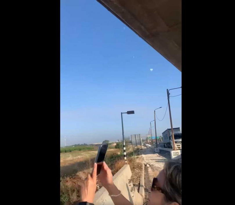 林佳龍呼籲國人非必要不要前往以色列，並曝光我外館從以色列撤僑時的影片畫面。畫面中顯示我外館人員在拍攝以國空中攔截飛彈的軌跡，影片中並不時傳出爆擊聲（圖／摘自林佳龍臉書）