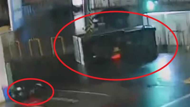 遭強風吹翻的機車與貨車。（圖／翻攝自記者爆料網）