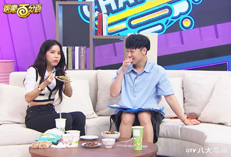 看到頌樂大啖田雞、皮蛋豆腐等美食，讓小賴直呼不可思議。（圖／八大提供）