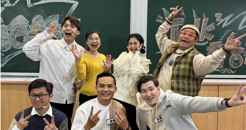 里長阿翔仔（左起）、瑋德、懿霽，黃豪平（後排左起）、不知火、ALBEE、評審長許效舜。（圖／公視台語台提供）