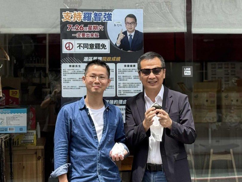 一家飯糰店因支持立委羅智強（右），在大罷免期間慘遭抵制，如今重新開張，羅智強拜訪表達支持。（圖／翻攝自羅智強立委媒體群組）