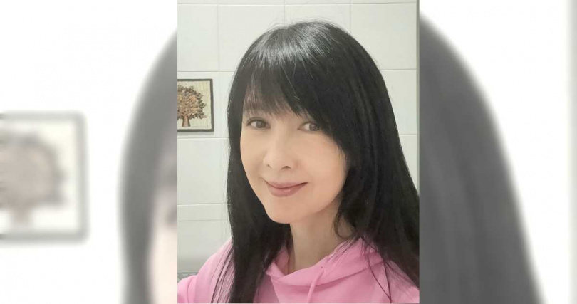 周慧敏剪頭髮。（圖／翻攝自vivianchowwaiman IG，下同）