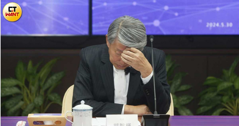 經濟部長郭智輝（圖）為了失衡的能源政策屢上火線辯護，卻因自身大砲性格反成輿論圍剿目標，23日「核三公投」結果，料將左右他的去留。（圖／趙世勳攝）