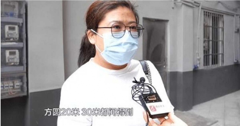 楊女士稱曾一次清出三大箱貓糞，鄰里方圓數十公尺臭味難當。（圖／翻攝自極目新聞）