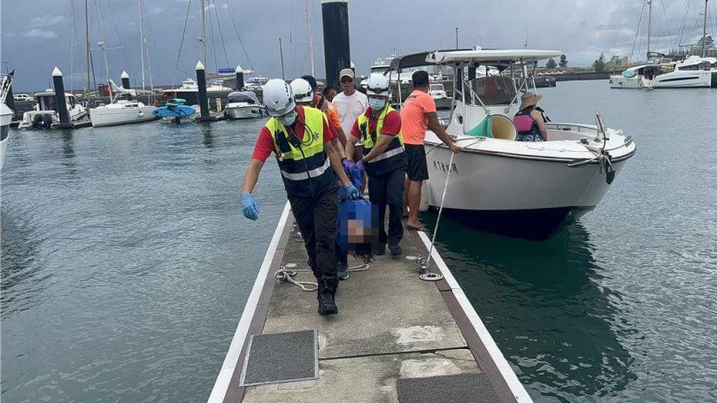 「光腳」遊艇一名船員在龜尾海域進行自由潛水時突然溺水，經同船人員救起時已呈現OHCA狀態，情況相當危急。（圖／民眾提供）