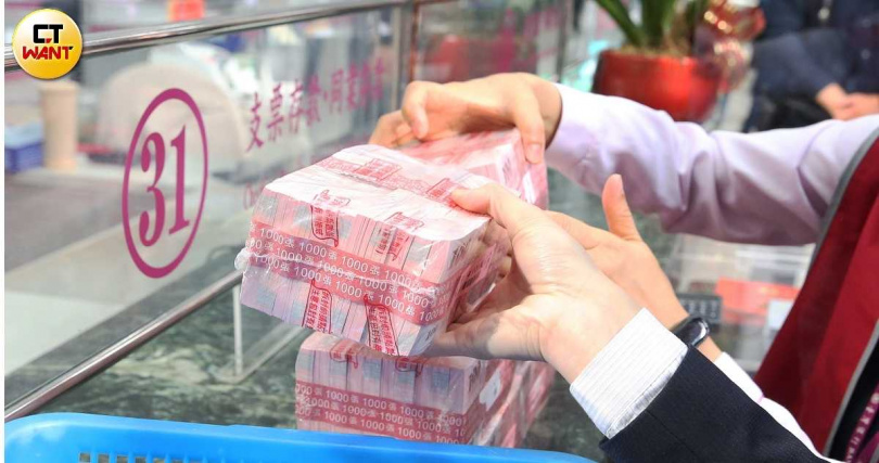 主管以言語或行為，明示、暗示基層用貸款湊足責任額，營業員只得向親友借錢，或被迫將可能造成虧損的商品推銷給客戶。（示意圖／趙世勳攝）