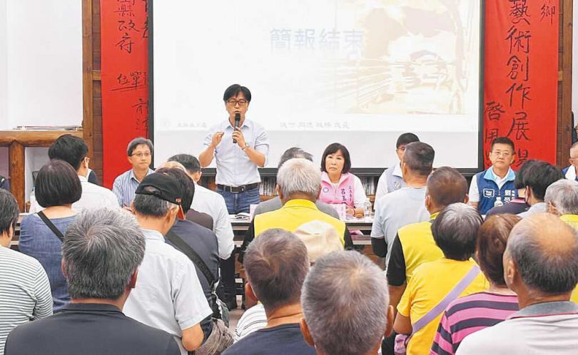 台電公司計畫於桃園市龍潭區設置「161千伏超高壓電纜龍顯至勝亭線」,預計建置4座電塔,18日在龍潭區三和第二市民活動中心舉辦說明會。(圖/中國時報廖姮玥攝)