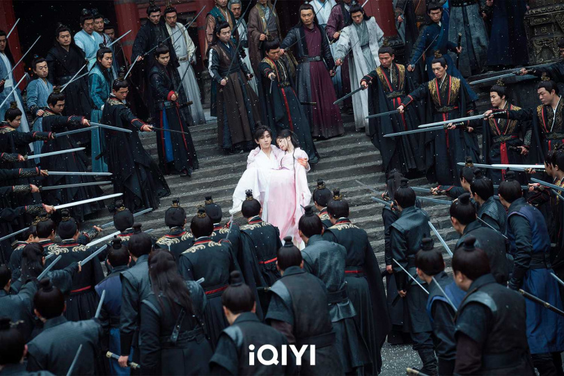 成毅過人的臂力，讓李一桐印象深刻。（圖／iQIYI愛奇藝國際版）