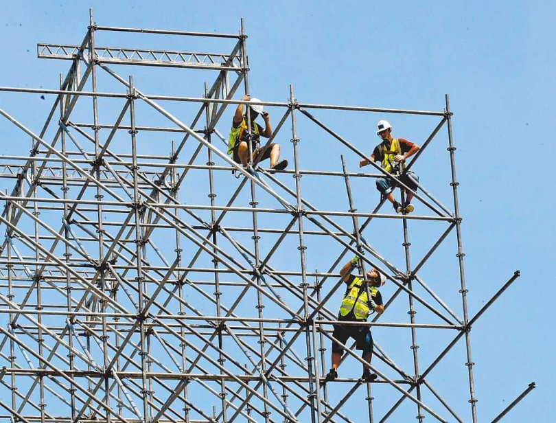 受極端氣候衝擊，高溫天數逐漸增加，立委提案修正《氣象法》將「高溫」納入災害性天氣，各單位可據此擬訂高溫出勤標準。圖為施工現場人員，夏天時在高溫下不辭辛勞投入作業。（本報資料照片）