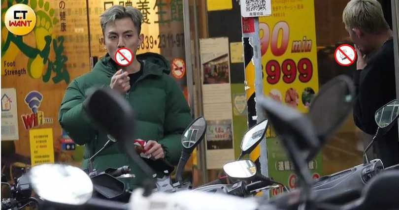 U:NUS中的「雙高」成員高胥崴、高有翔，兩人一起在西門町騎樓吞雲吐霧。（圖／本刊攝影組）