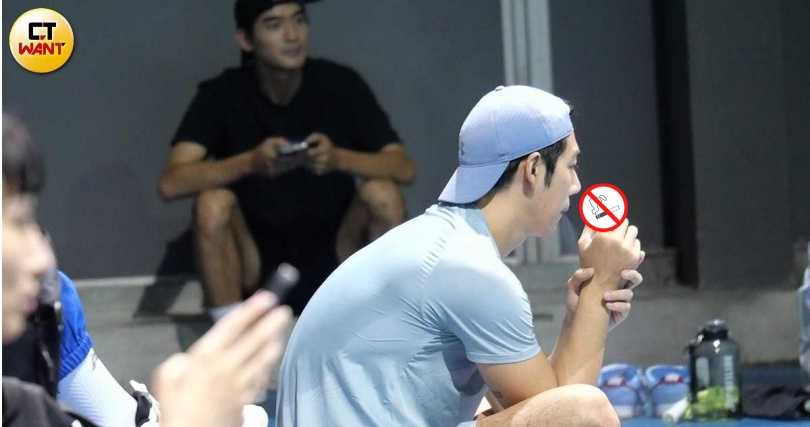 許得瑋參加《全明星運動會4》時，帶著女友一起到室內羽球場與藍隊成員團練，趁著休息空檔當場抽起電子菸。（圖／本刊攝影組）