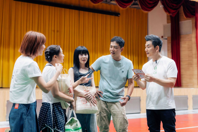 莎莎（左起）、吳映潔、白安、姚元浩、任賢齊，一同烹飪千份平安餐。（圖／好看娛樂提供）