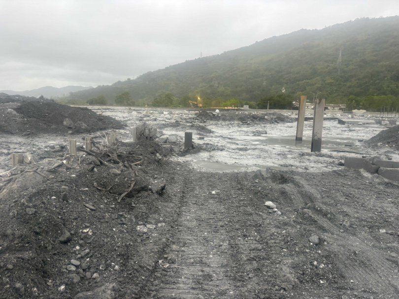 花蓮馬太鞍溪河川水位今天（18日）清晨因不明原因突然暴漲。（圖／公路局）