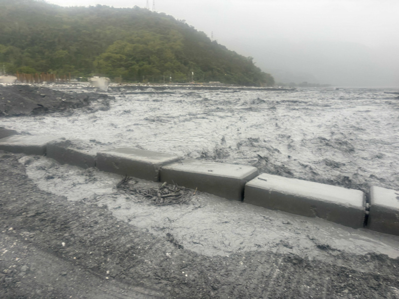 花蓮馬太鞍溪河川水位今天（18日）清晨因不明原因突然暴漲。（圖／公路局）
