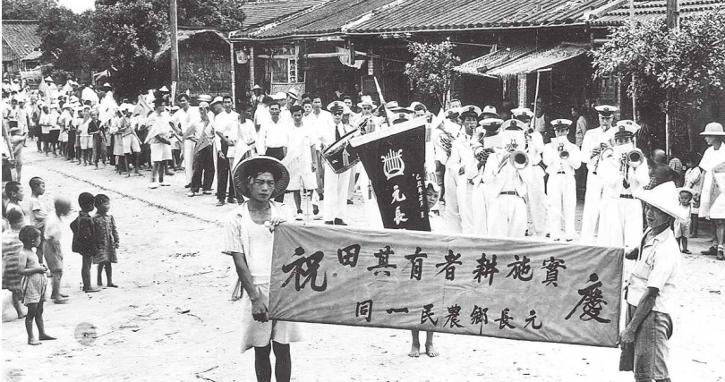 有鑑於在大陸地區土地政策失利等因素失守大片江山，1950年代國民政府在台大型土地改革，像是「三七五減租」與圖中「耕者有其田」都是一系列對佃農有利的政策。（圖／報系資料照）