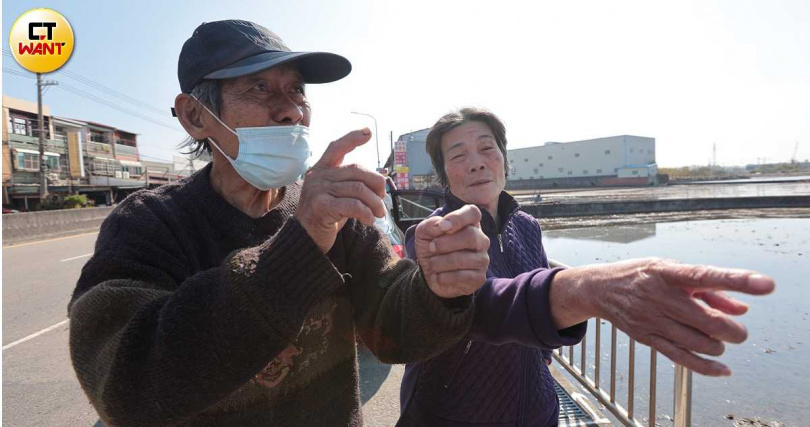 苦主許小姐（右起）與夫婿陳先生淚訴娘家祖產被佃農主張「三七五條例」耕作權而轉賣卡關多年，民事訴訟與行政訴訟皆敗是「惡法擾民」。（圖／黃耀徵攝）