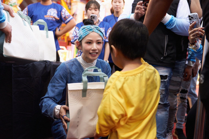 李千娜特別準備100份紅龜粿與現場民眾結緣。(圖/劇樂蹦娛樂提供)