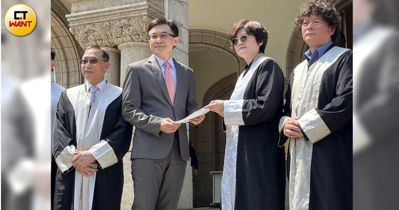 全律會理事長李玲玲到司法院遞交抗議，由司法院新宣處長吳定亞代表收下。（圖／項程鎮攝）