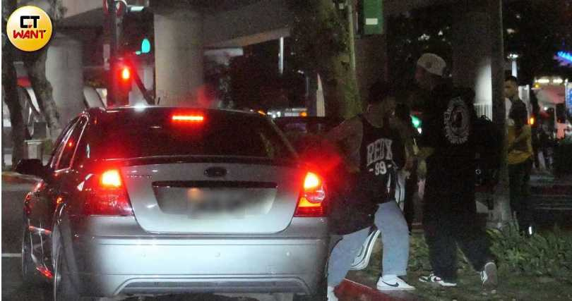 李秉諭曾被本刊拍到順路載男同學到捷運站，可以看出他的貼心不分男女。（圖／本刊攝影組）