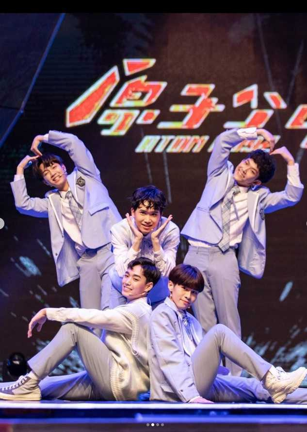 擅長跳舞的李秉諭（後排左）在《原子少年》過關斬將最終順利出道。（圖／翻攝自李秉諭IG）