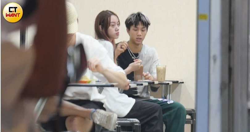 剛升上大學時，李秉諭就交到不少朋友，還與同系女同學珈珈約吃宵夜。（圖／本刊攝影組）