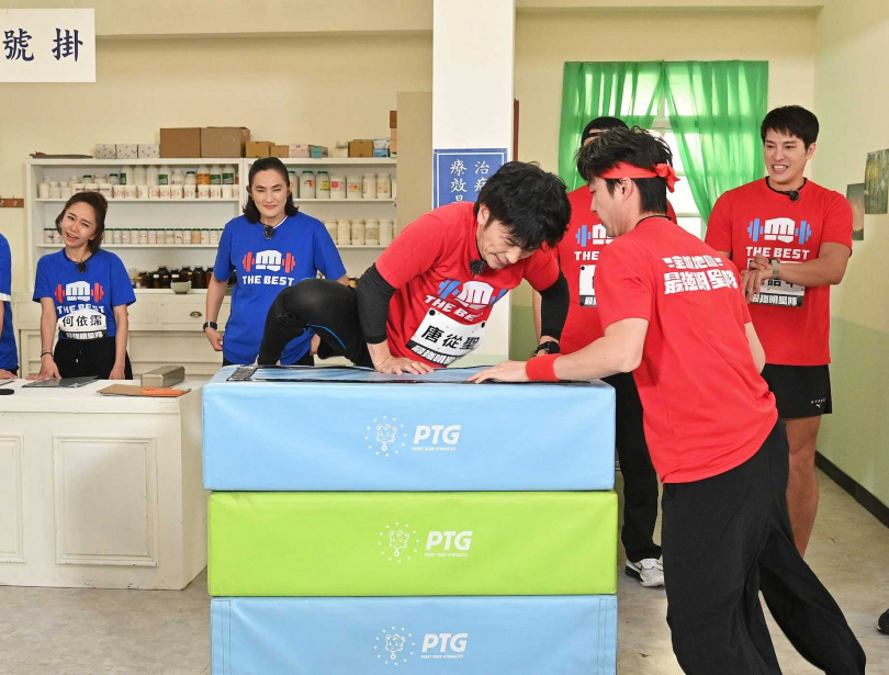 唐從聖（左3）挑戰跳箱摔倒出意外。（圖／全城地圖：最強明星隊提供）