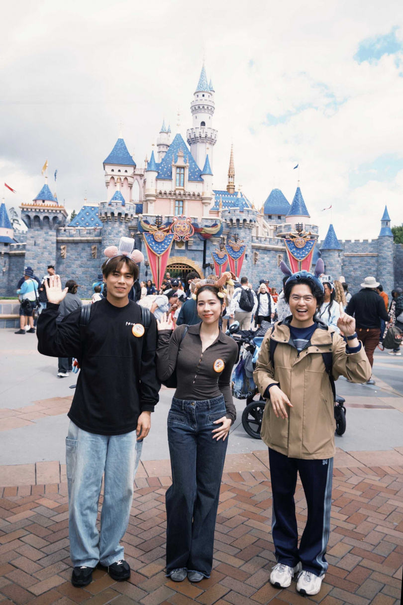 告五人遊迪士尼遇到大雨。（圖／相信音樂提供）