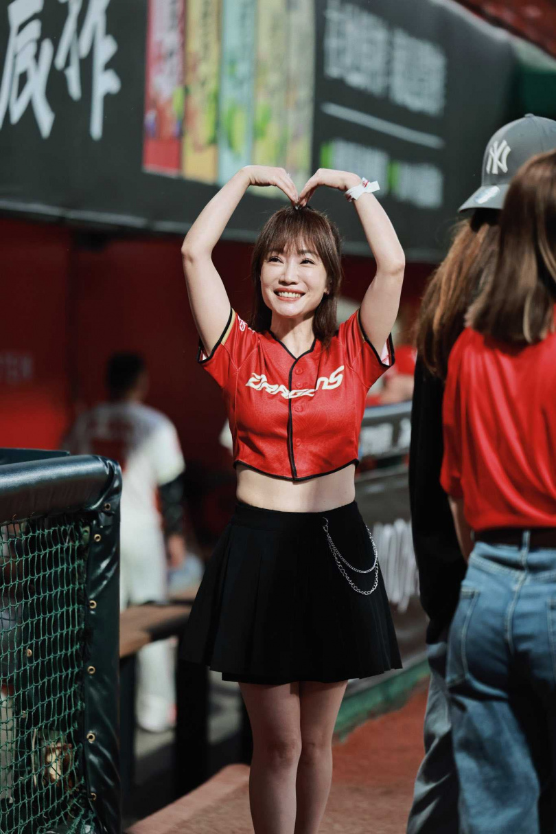 蕭彤雯在場邊對著幫她打氣的親朋好友比出大愛心。（圖／讀者提供）