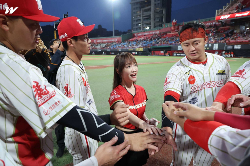 球賽開始前蕭彤雯與球員們一同加油。（圖／翻攝自味全龍臉書）
