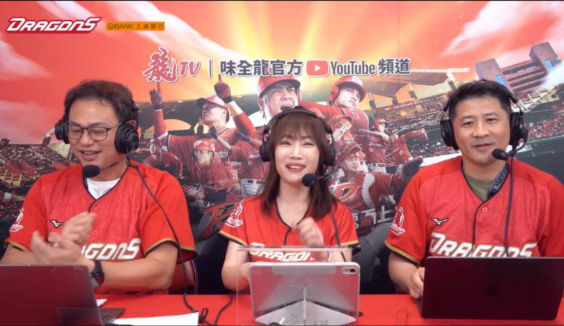 蕭彤雯（中）在第六局去支援「龍TV」轉播。（圖／翻攝自蕭彤雯臉書）