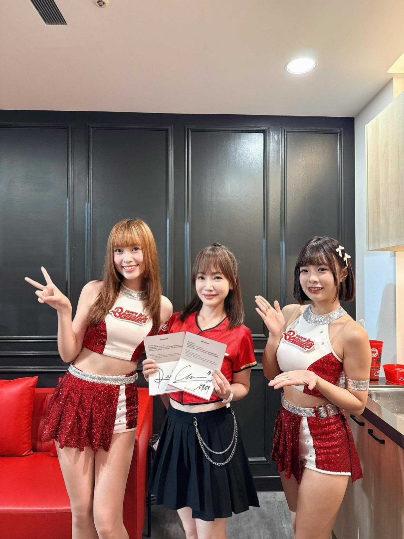 超級龍迷蕭彤雯（中）與味全龍啦啦隊員芮妮和群群合影。（圖／翻攝自蕭彤雯臉書）