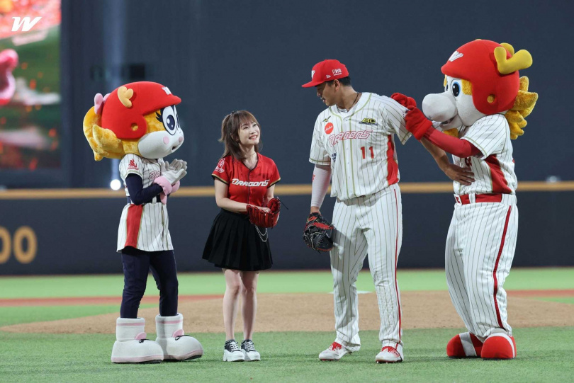 蕭彤雯站在朱育賢身邊形成最萌身高差。（圖／翻攝自味全龍臉書）