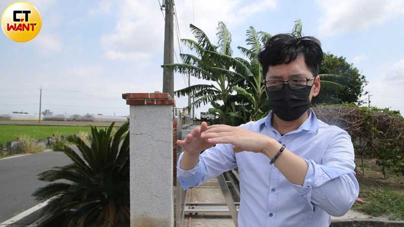 地政士蔡岳臻（圖）提醒軍宅買賣務必先調閱最新地籍謄本搞清楚土地狀況。（圖／趙世勳攝）&nbsp;