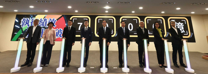 行政執行績效突破7000億元,法務部長鄭銘謙等首長進行光柱見證儀式。(圖/法務部長提供)