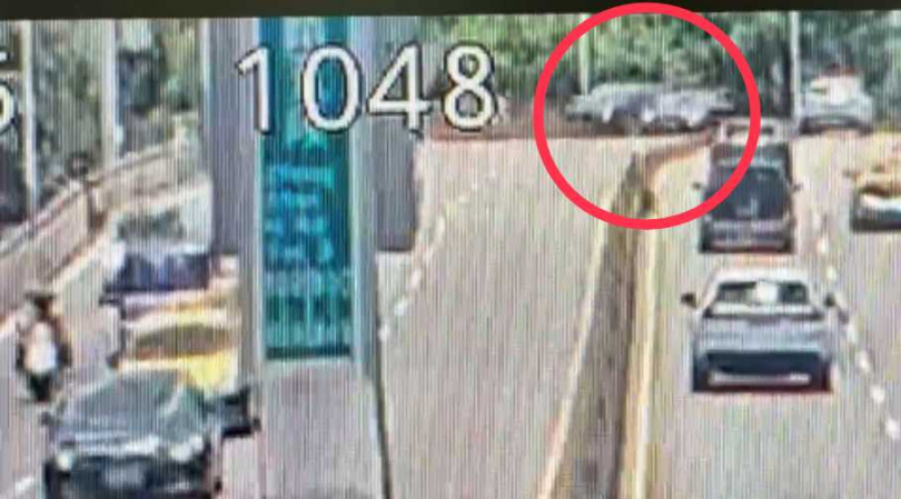 北市士林區福林橋26日中午12時許發生一起多車連撞事故。（圖／翻攝畫面）