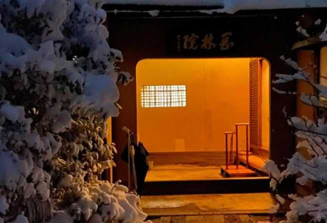 日本京都知名古剎高台寺3日晚間驚傳火警，寺院境內塔頭寺院「岡林院」接待所等木造建築遭大火吞噬。（圖／翻攝自Instagram，岡林院）