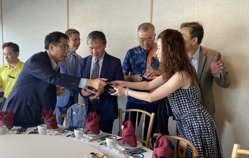 黃偉哲忍著腰傷赴新加坡,向當地業者推廣台南觀光及產業商機。(圖/台南市政府提供)