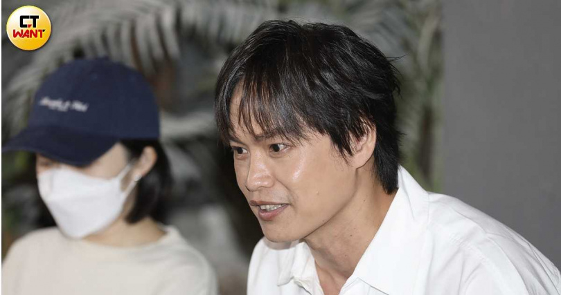 黃鐙輝講到岳母萁媽的事蹟好氣又好笑。(圖/侯世駿攝)