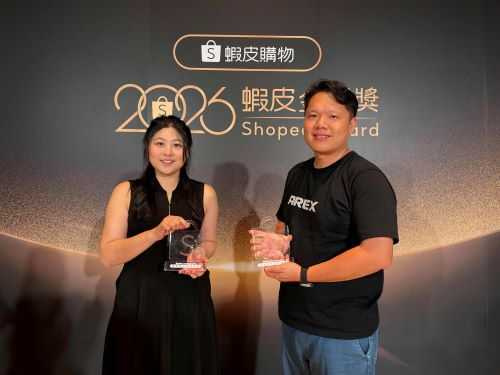 九圓科技執行長歐佩雲（左）獲無包裝永續實踐獎，AREXSPORT總經理吳尚蘴（右）獲台灣在地品牌力獎。（圖片提供／蝦皮）