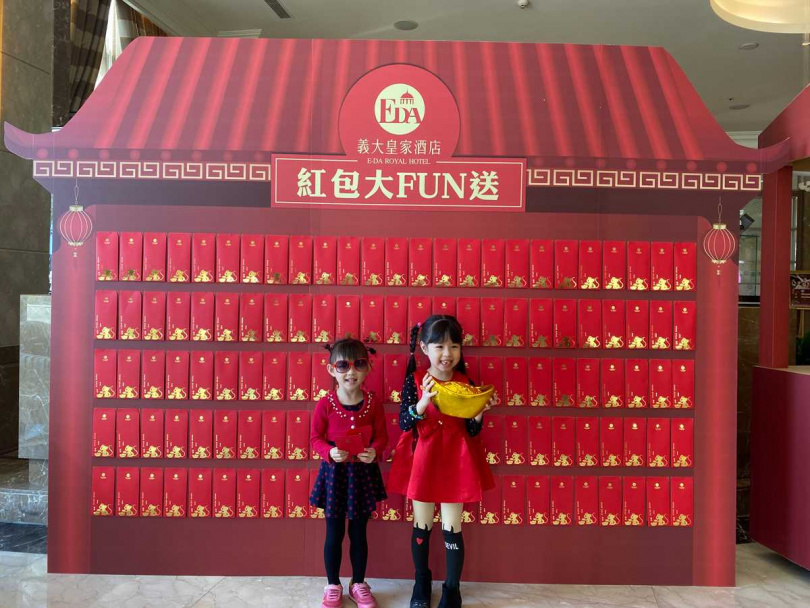 只要與財神爺猜拳勝利，就有機會獲得餐飲及SPA抵用券等禮品。（圖／義大皇家酒店提供）