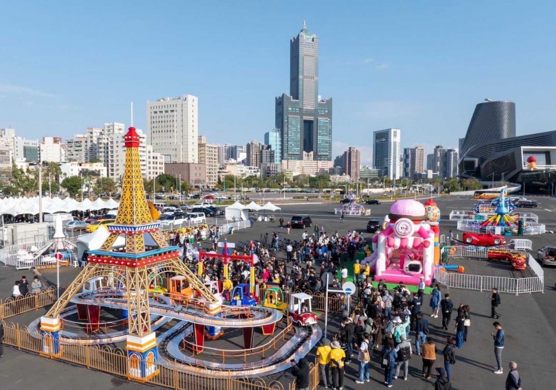 在冬日遊樂園有旋轉木馬、海盜船、大型氣墊、球池等可供小朋友遊玩。（圖／高雄市觀光局提供）