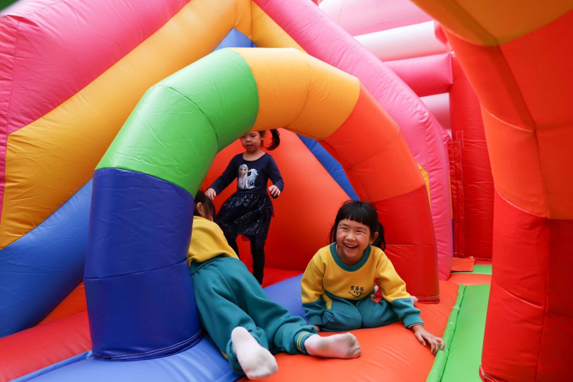 冬日遊樂園設置氣墊區讓小朋友玩得盡興。（圖／高雄市觀光局提供）