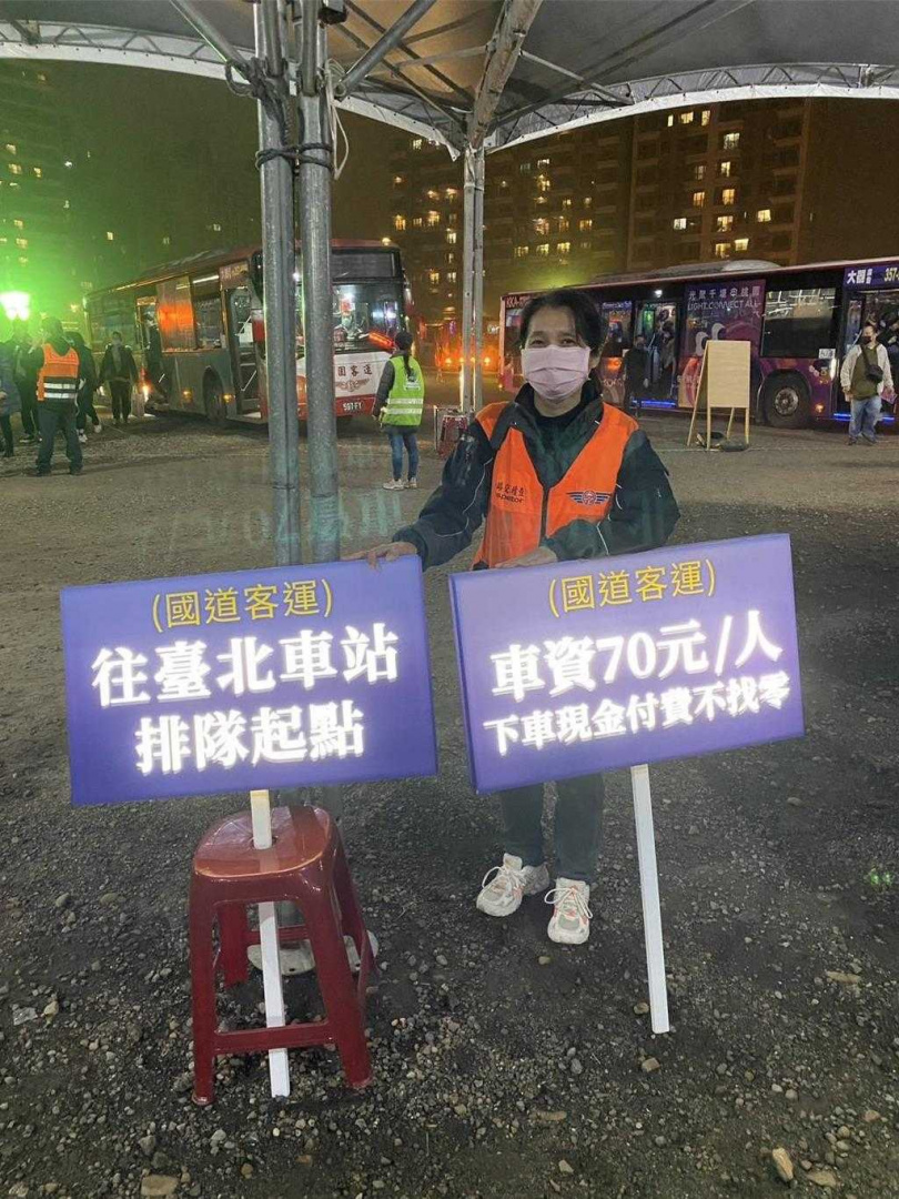 公路局呼籲賞燈旅客多搭乘公路客運，避免塞在桃園捷運內。（圖／公路局提供／中國時報蔡明亘台北傳真）