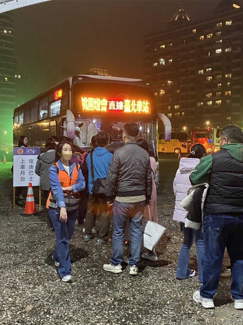 國光客運、亞通客運與中壢客運3家業者協助疏運台灣燈會賞燈人潮。（圖／公路局提供／中國時報蔡明亘台北傳真）