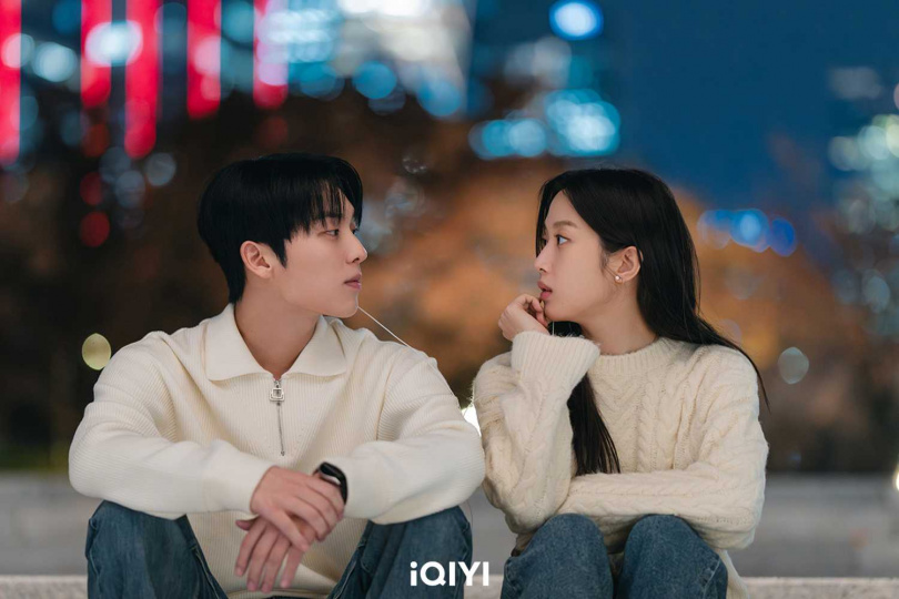 在劇中，崔顯旭（左）、文佳煐（右）決定秘密戀愛。（圖／愛奇藝國際站提供）