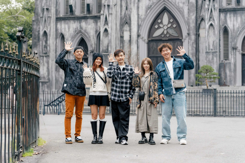 《嗨！營業中》全新組合，姚元浩（左起）、莎莎、包偉銘、白安、郭泓志到越南見習。（圖／好看娛樂提供）