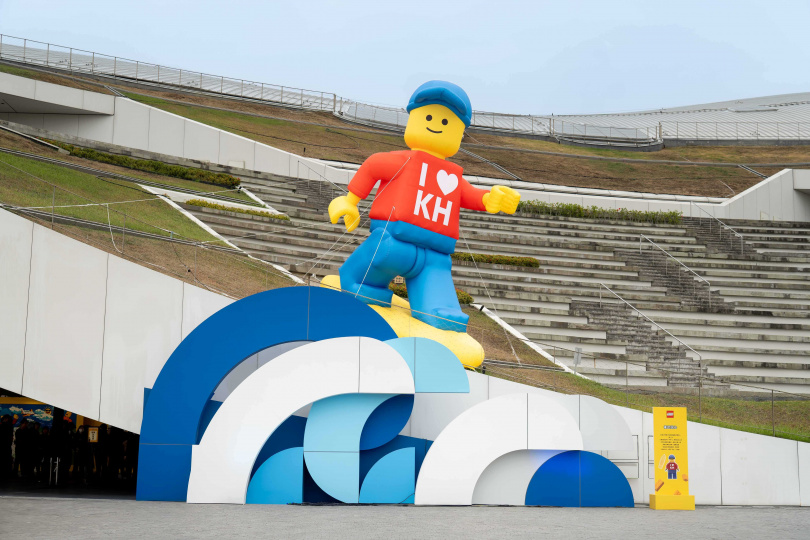 很懂玩的樂高打造6米高巨型衝浪小樂與很會玩的高雄衝破玩心大玩創意（圖／樂高提供）