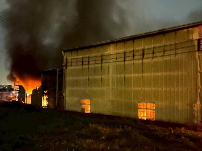 工廠火警，燃燒面積大，消防人員耗費1個多小時才撲滅火勢。（圖／翻攝畫面）