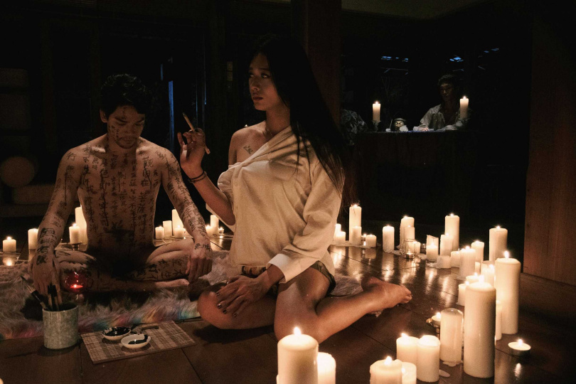 《誰在看著我們》蔡書綺（左）在Nicky全裸軀體上寫字作法。（圖／攝露士提供）